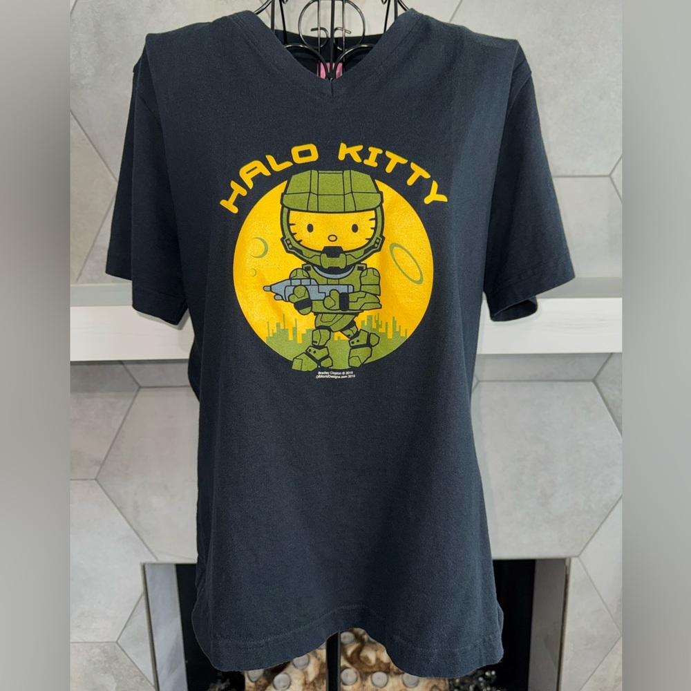 Halo Kitty Graphic Short Sleeve T-Shirt Women's Size Large 💚LIKE NEW💛
